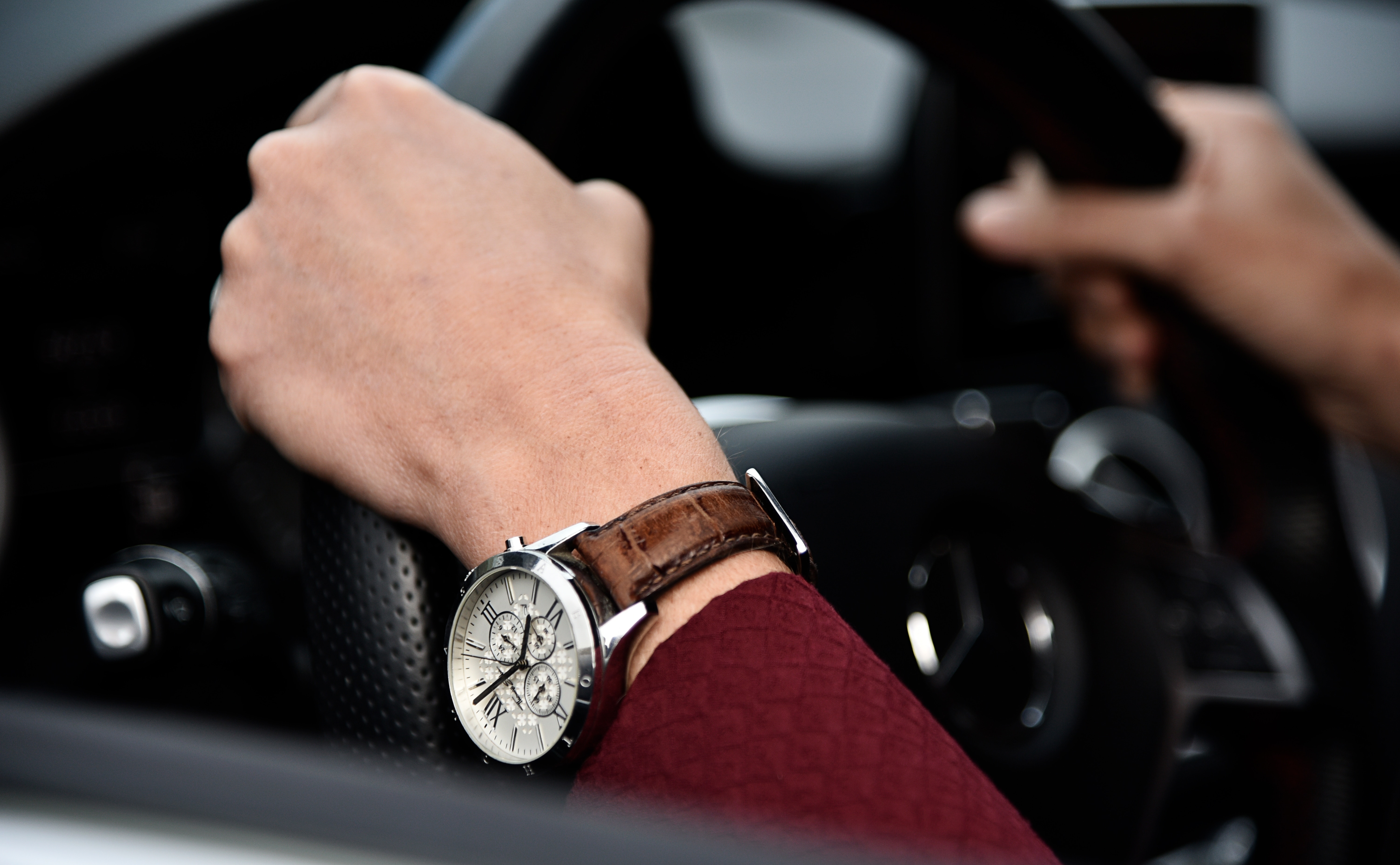 Часы за станком 5. Часы на руке. Мужская рука с часами за рулем. Часы на руке мужчины в авто. Дорогие часы на руке.