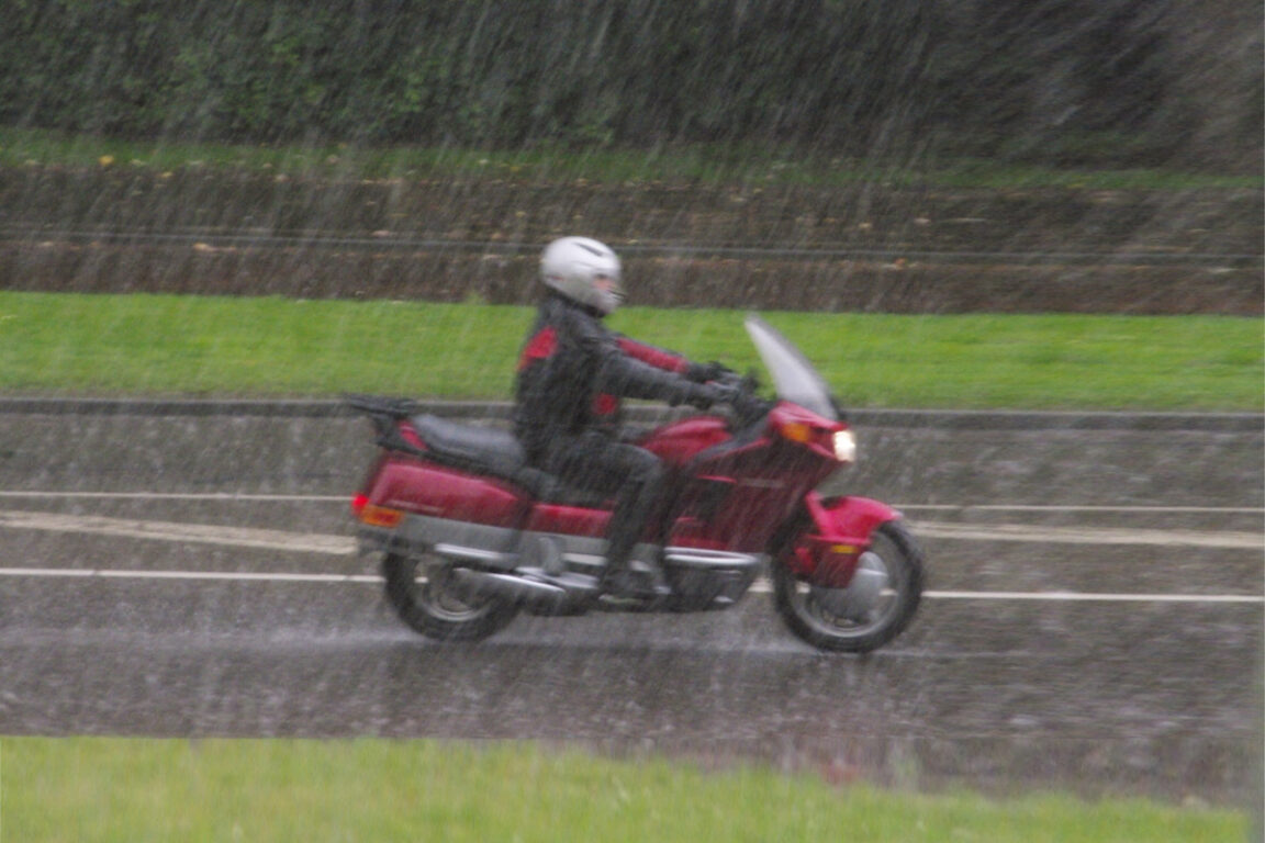 guia andar de moto chuva