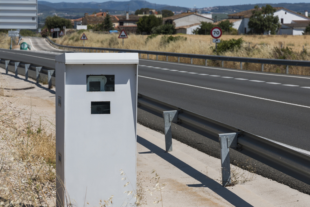 Há um novo sinal de trânsito: velocidade média vai ser apurada por novos  radares - Standvirtual Blog