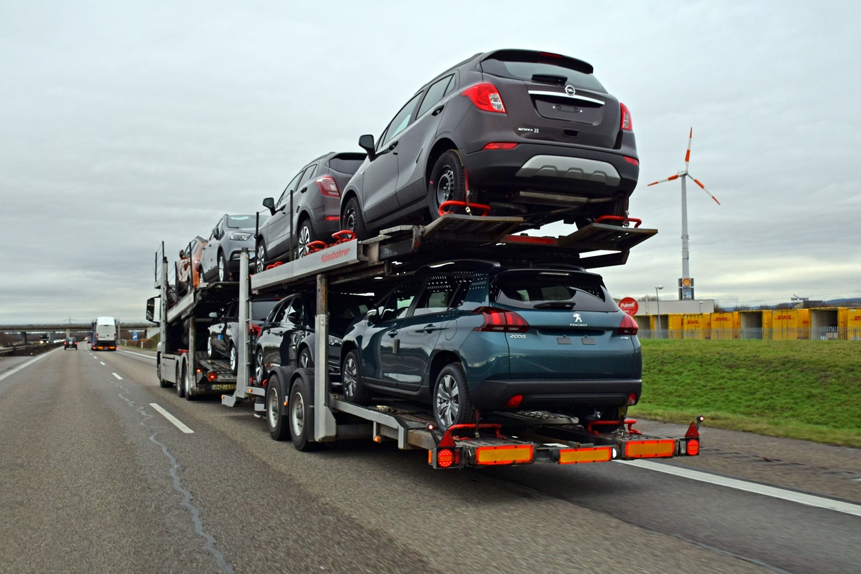 camião a transportar carros
