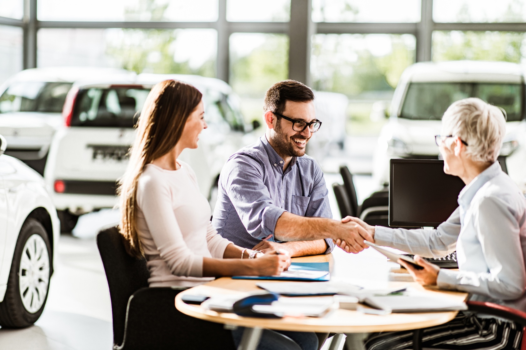 Casal a comprar automóvel