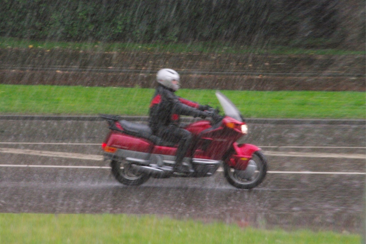 guia andar de moto chuva