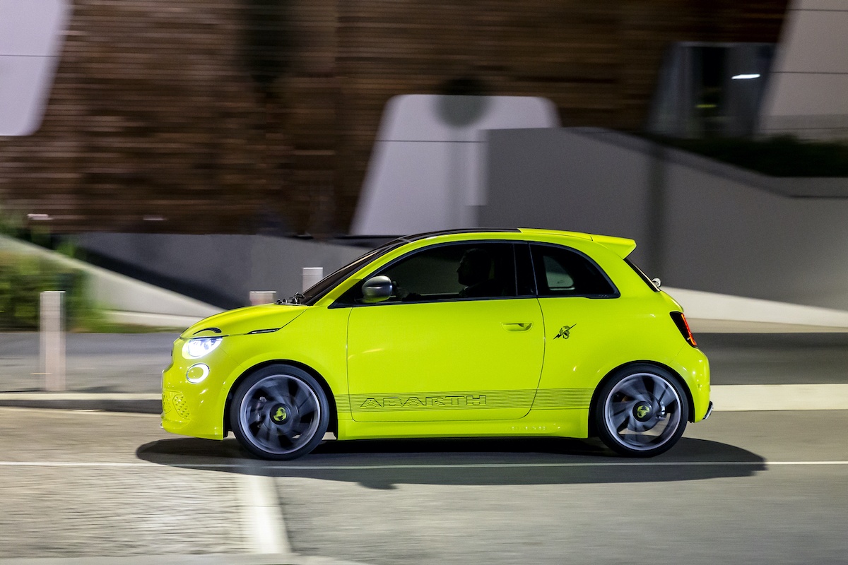 Abarth 500e lado