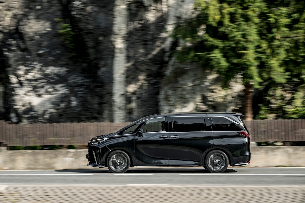 Lexus LM 350h