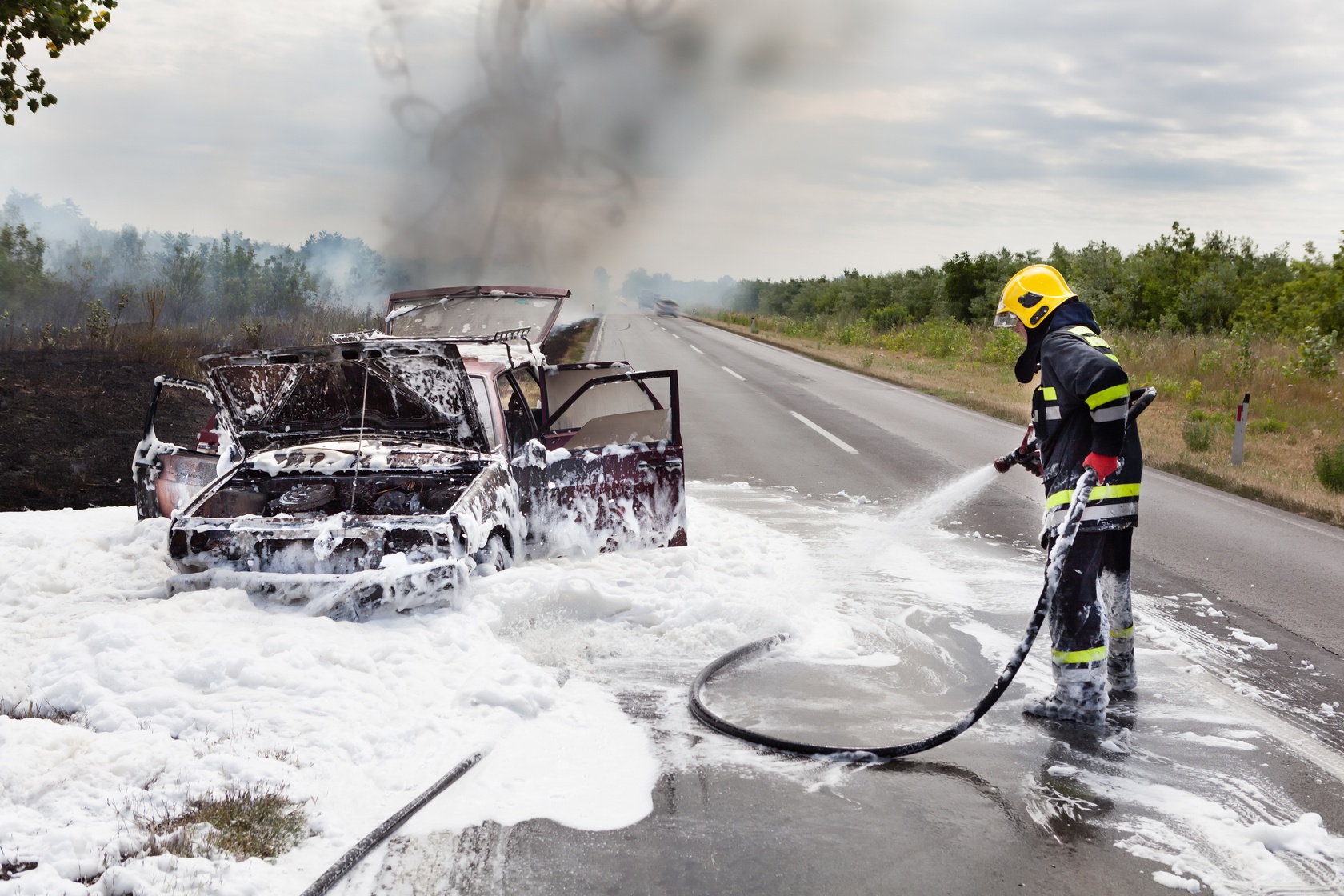 bombeiro a apagar fogo em carro