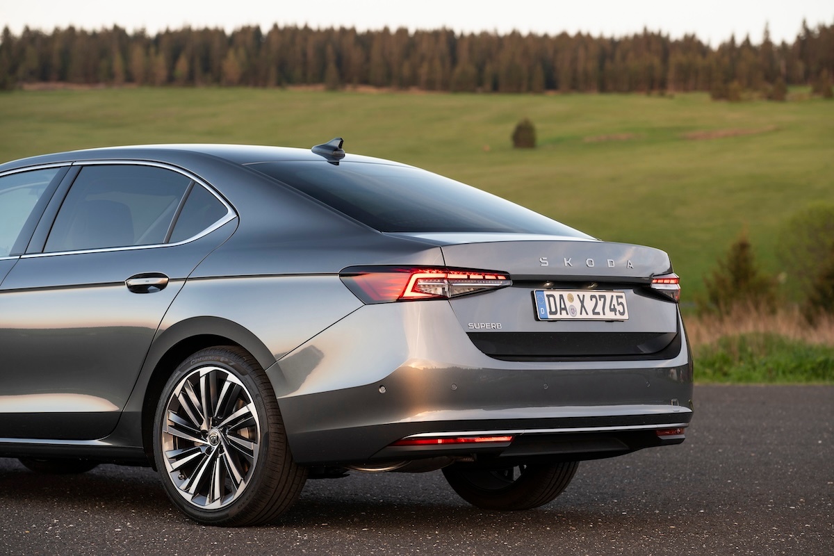 Novo Skoda Superb traseira