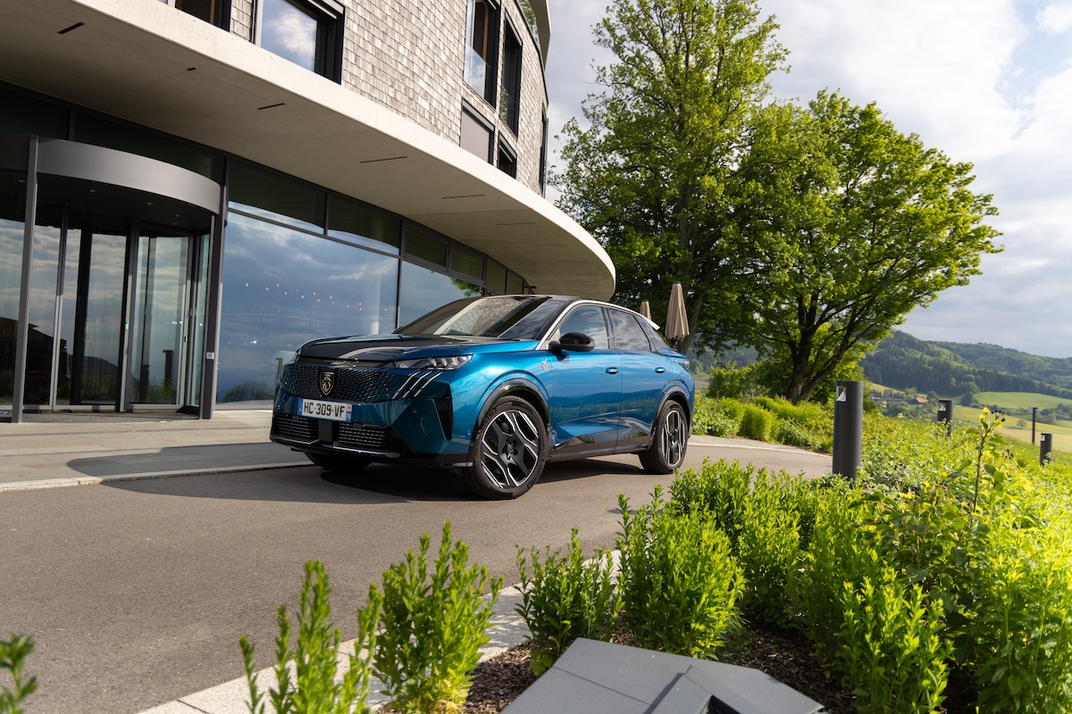 PEUGEOT E3008