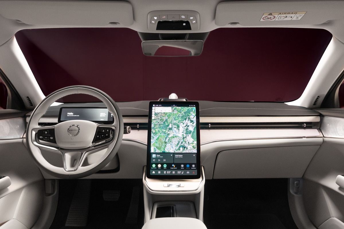 Volante e ecrã central do Volvo ES90 vistos do condutor