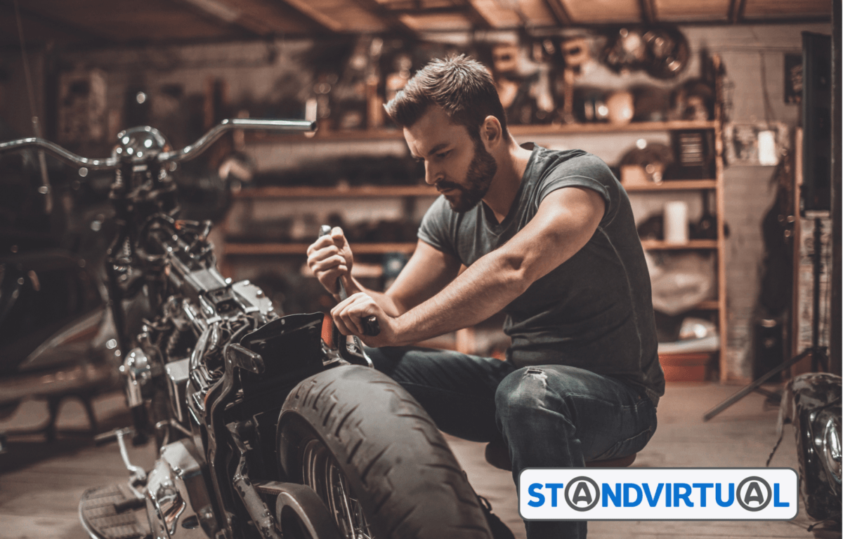 homem a arranjar uma mota homem a arranjar uma mota