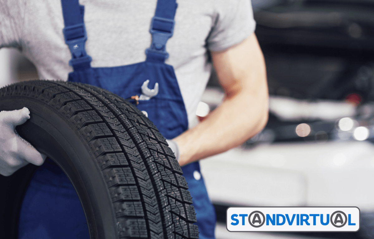 mecanico a segurar pneu do carro mecanico a segurar pneu do carro
