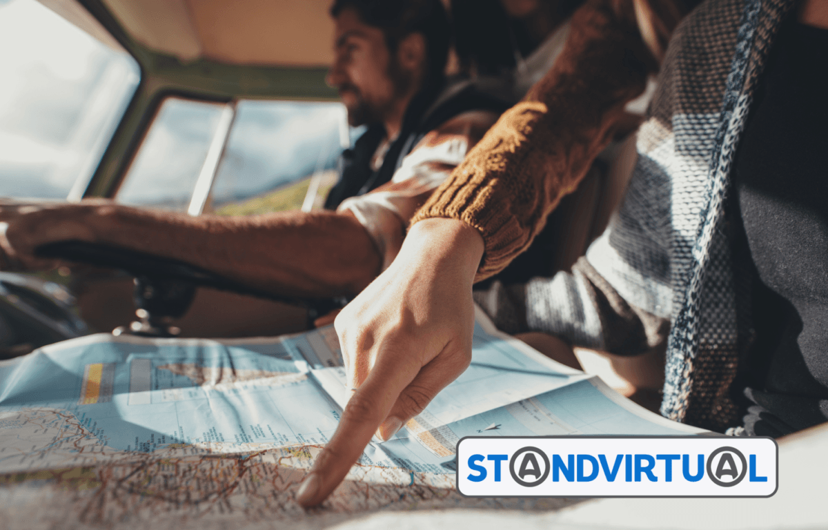 casal a ver um mapa casal a ver um mapa