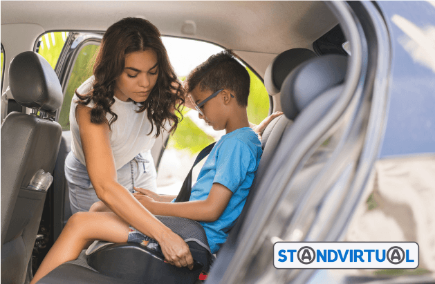 senhora coloca o cinta de segurança em criança senhora coloca o cinta de segurança em criança