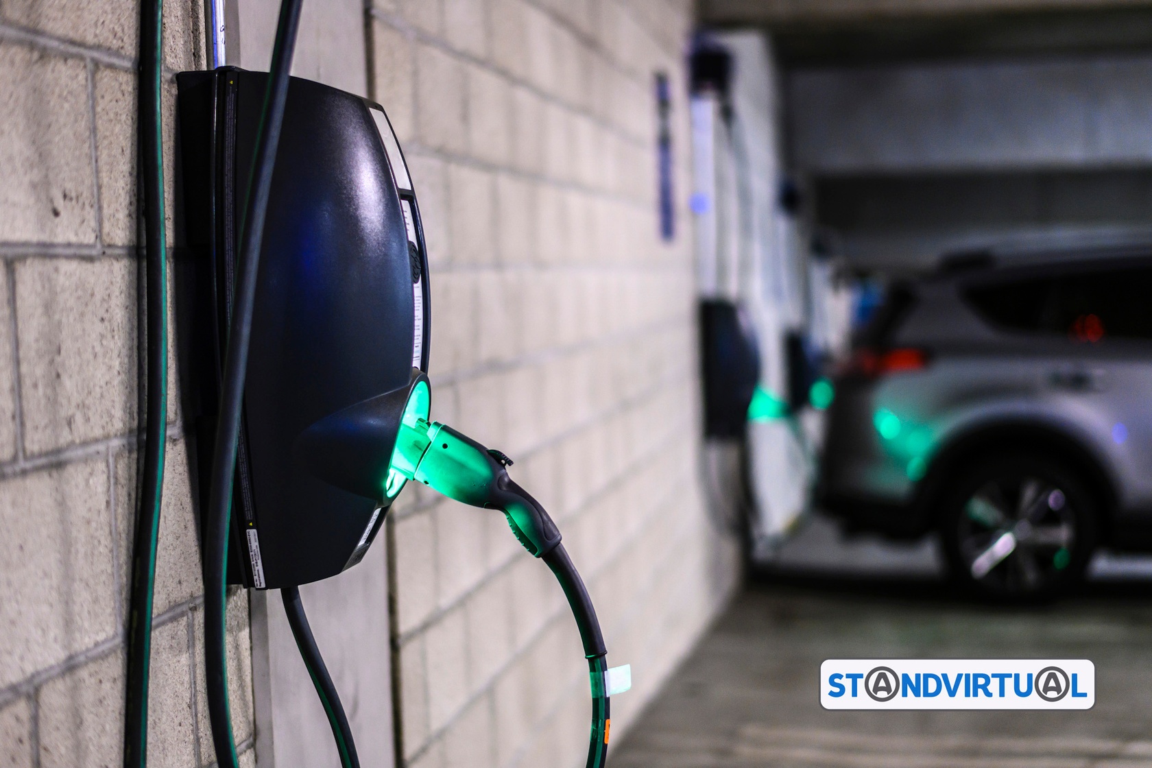 Carregar um carro elétrico na garagem do condomínio