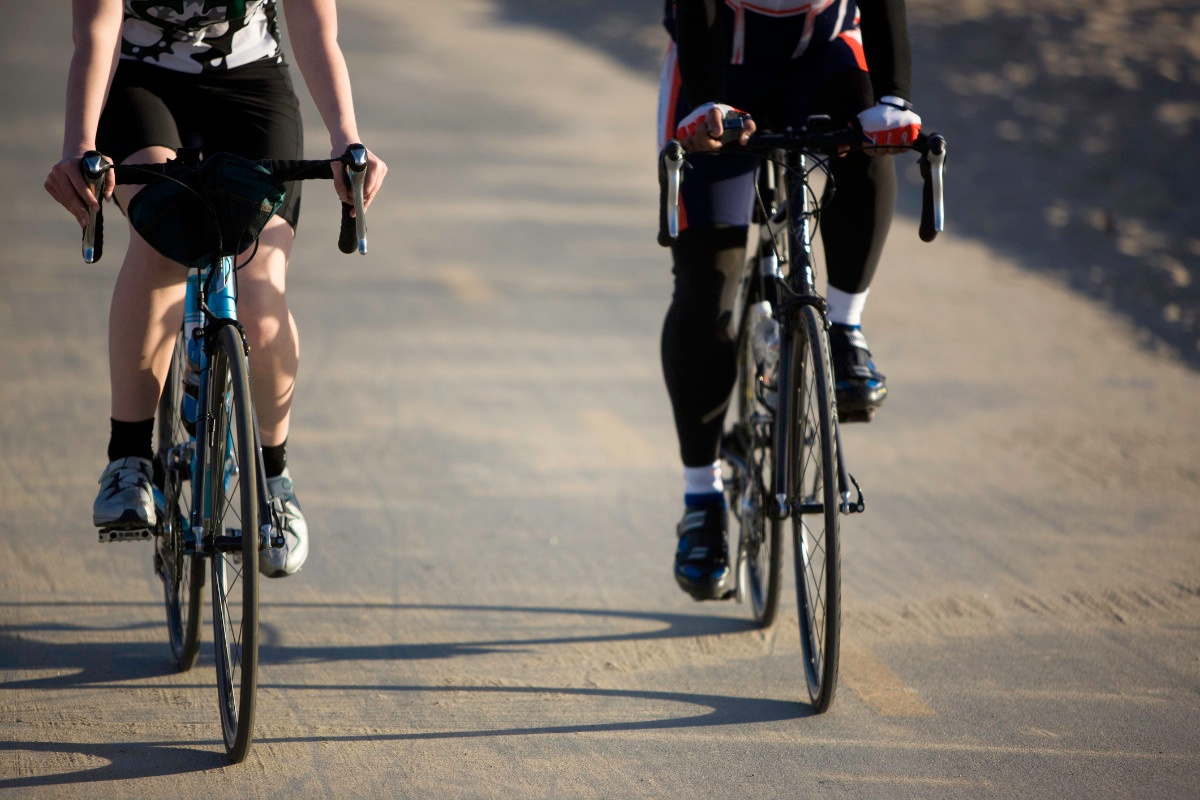 Conduzir bicicleta estrada lado a lado