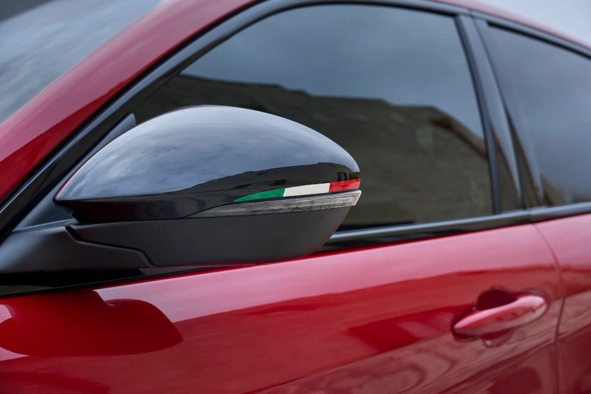 Alfa Romeo Stelvio Tributo Italiano retrovisor
