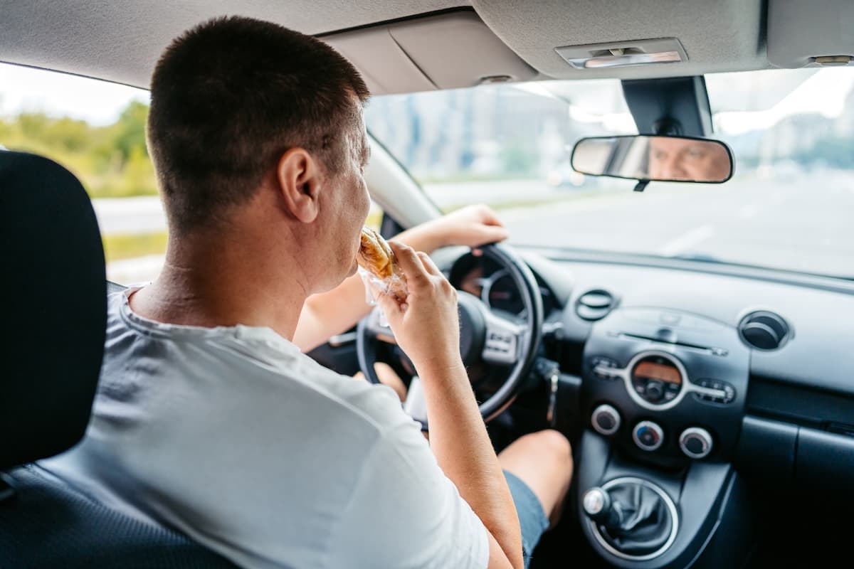 Comer dentro do carro
