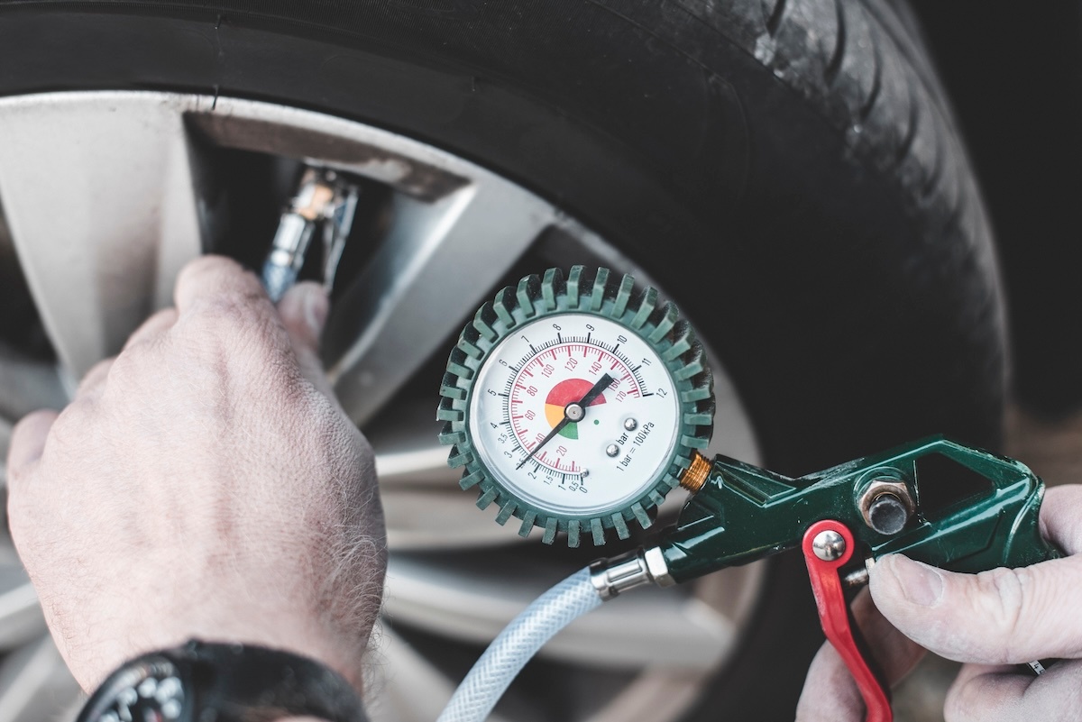 Controlar pressão pneus carro novo