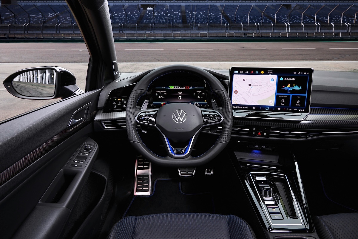 Novo Volkswagen Golf R interior