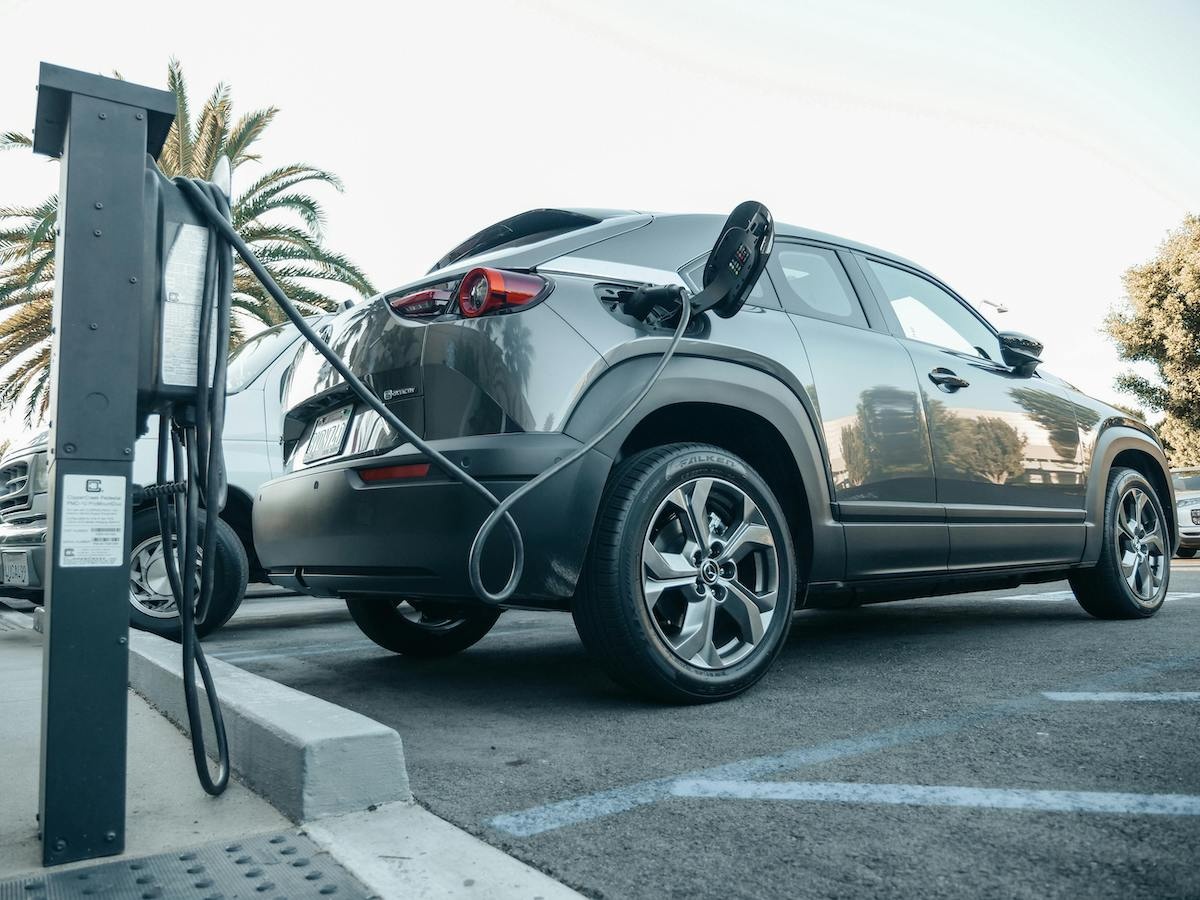 Mercado automovel em Portugal: eletricos continuam a crescer