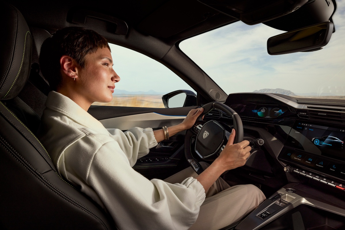 Peugeot E-408 conforto e seguranca