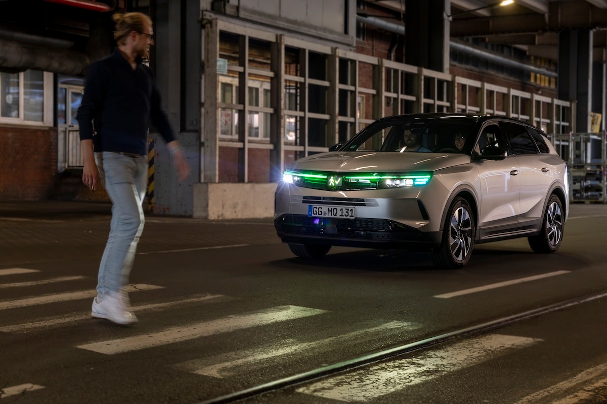Opel sistema comunicação luminosa entre carros peões Standvirtual