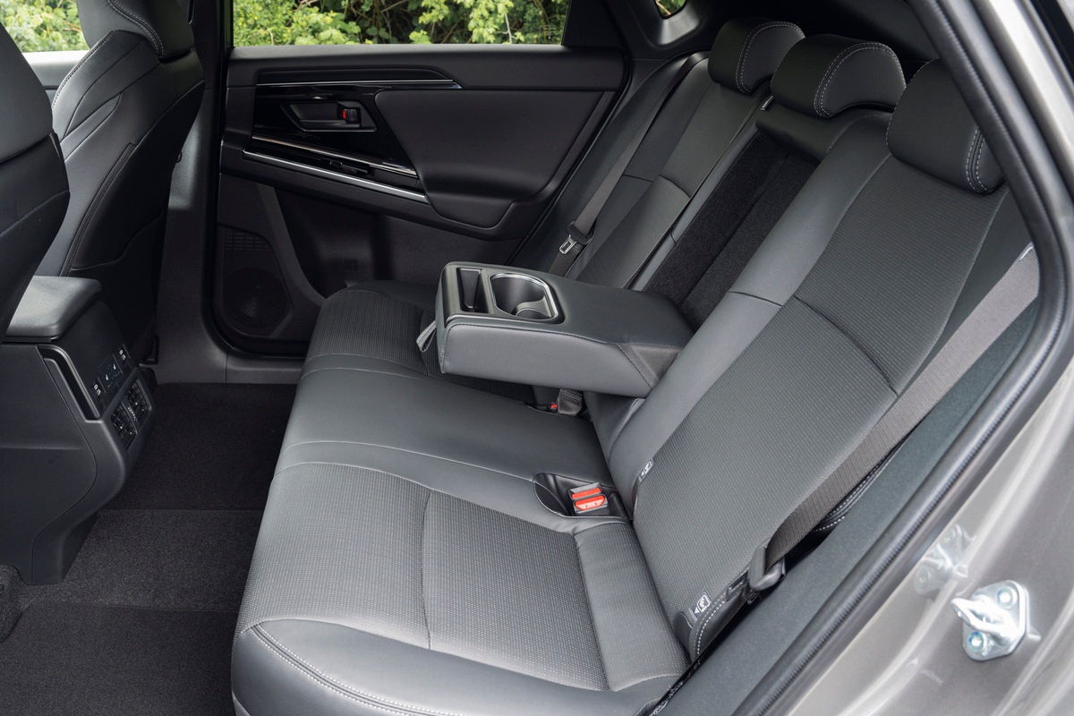 Bancos traseiros do Toyota bZ4X com apoio de braço