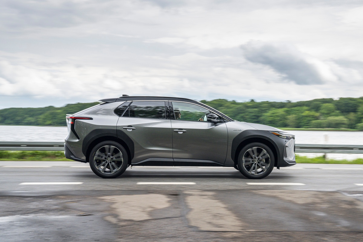 Toyota bZ4X em andamento visto de perfil