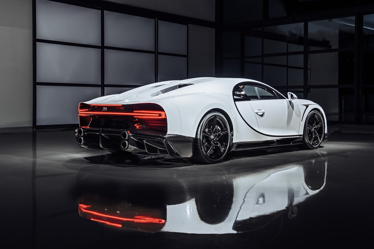 Bugatti Bolide visto de traseira em ambiente de exposição