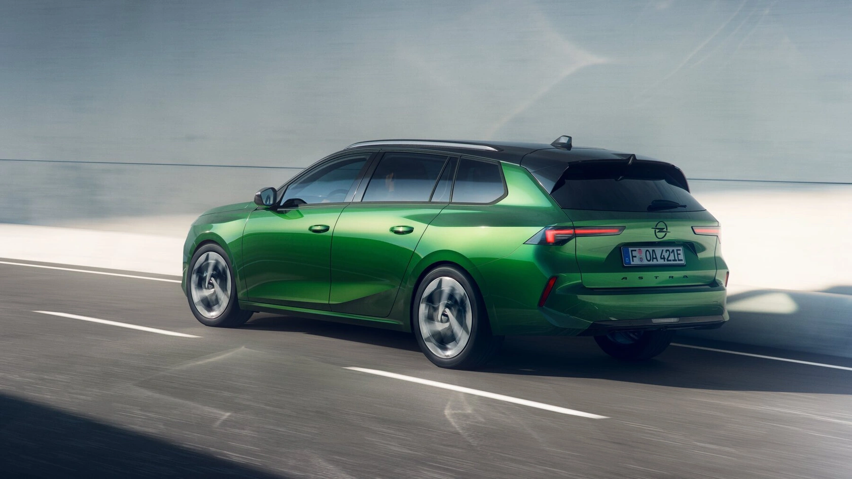 Opel Astra 2026 aposta na eletrificação com maior autonomia e novas cores