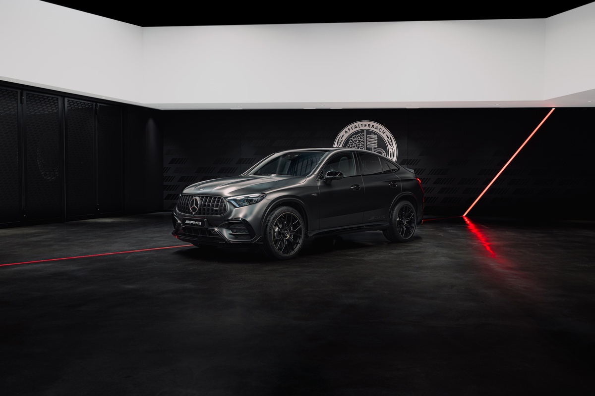Mercedes-AMG GLC 53 4MATIC+ vista lateral em estúdio com assinatura luminosa