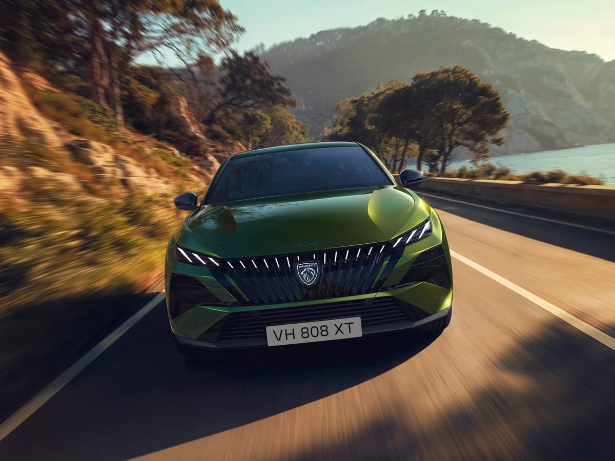 Novo Peugeot 408 reforça design fastback com identidade luminosa renovada