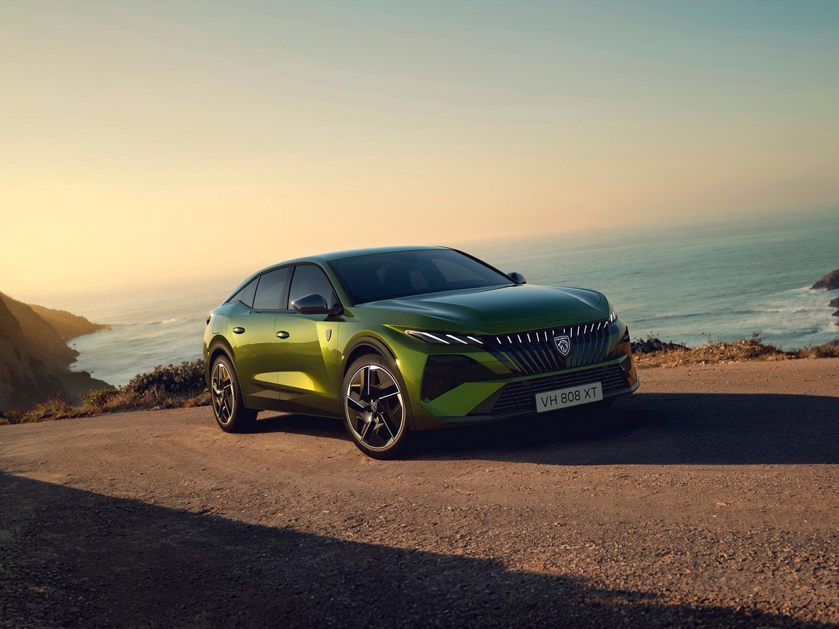 Peugeot 408 100% eletrificado combina eficiência e dinamismo em estrada