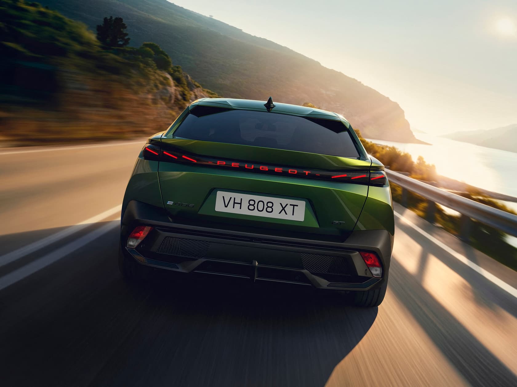 Peugeot 408 destaca nova assinatura luminosa traseira com inscrição iluminada