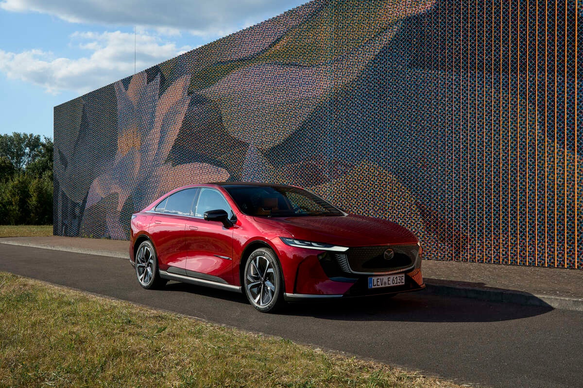 Mazda 6e elétrico em cenário urbano
