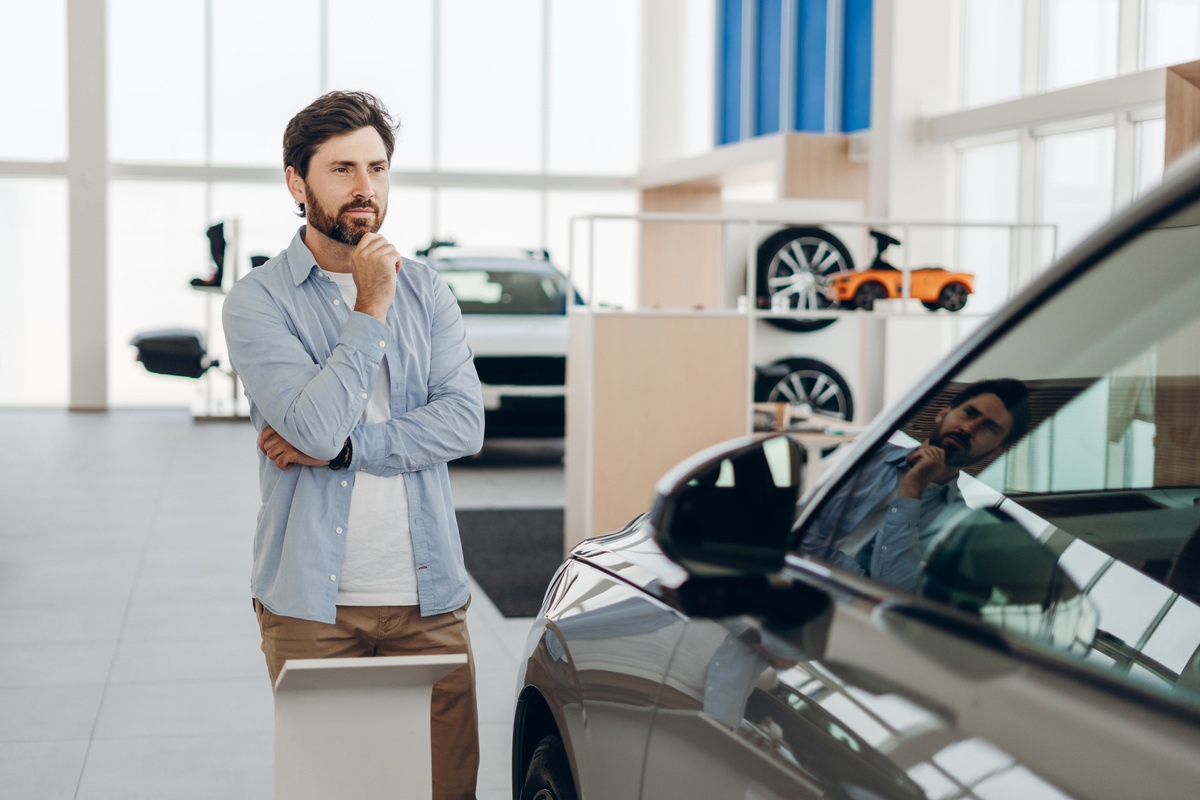 Cliente indeciso durante visita a carro para compra