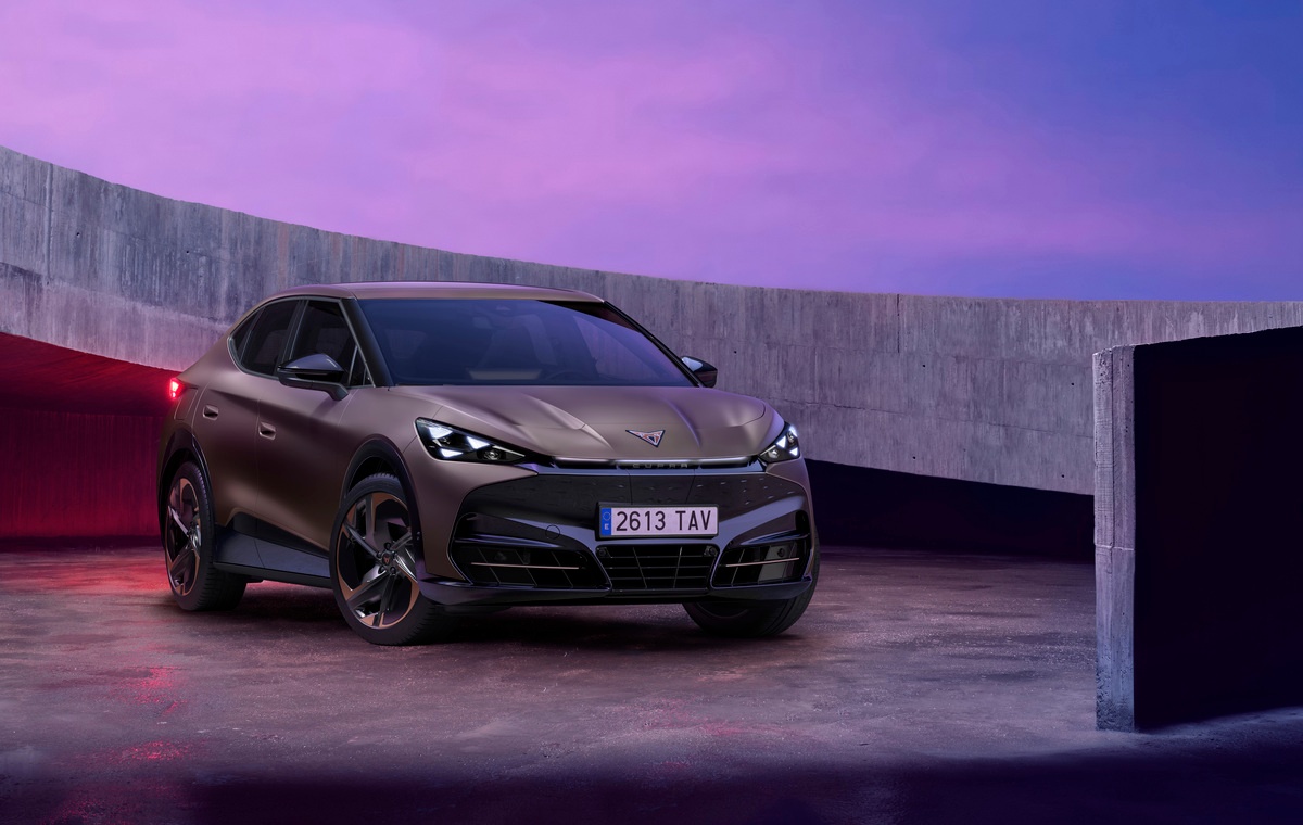Cupra Tavascan 2026 destaca design futurista e identidade desportiva
