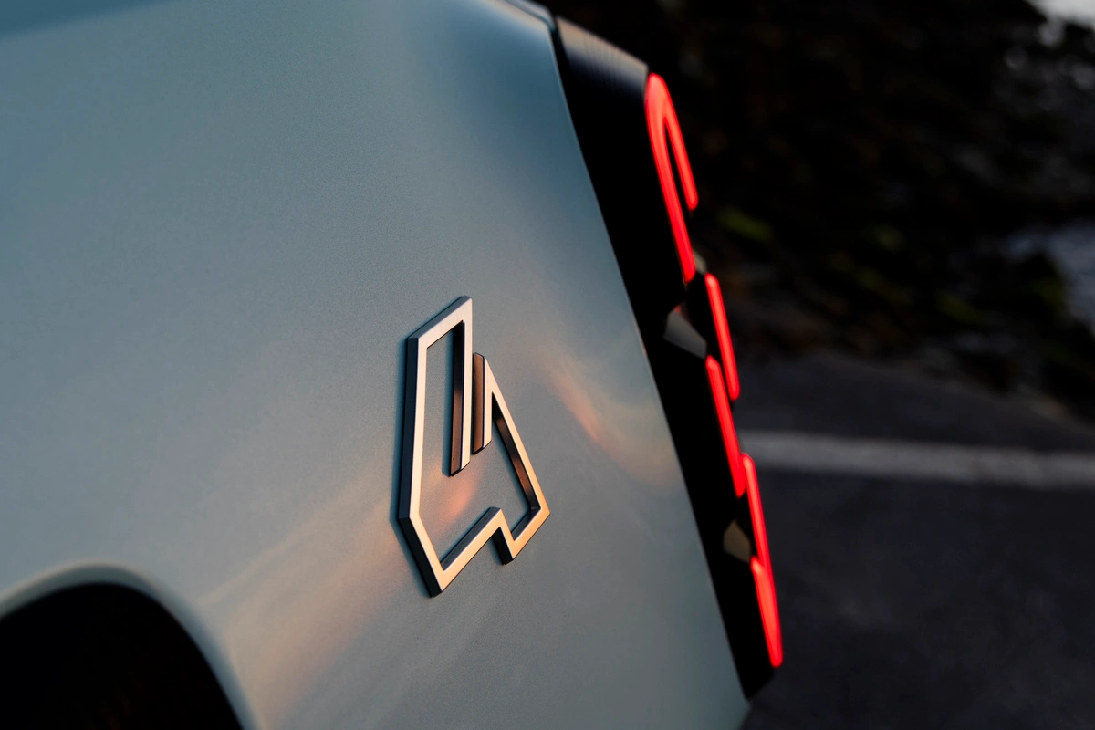 Detalhe do design traseiro do Renault 4 E-Tech