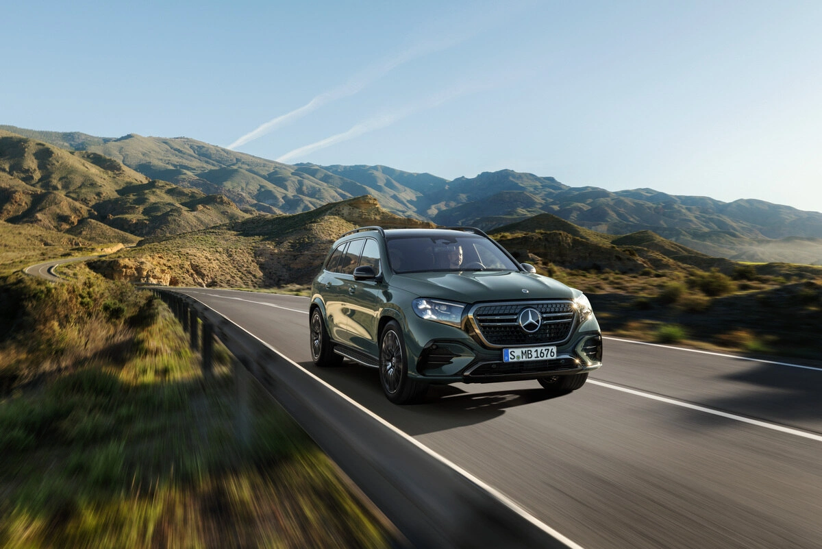 Mercedes GLS 2026 em estrada evidencia conforto e estabilidade na condução