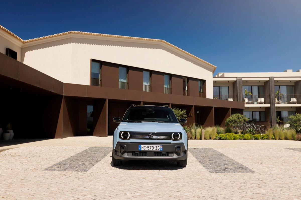 Renault 4 E-Tech elétrico em ambiente residencial