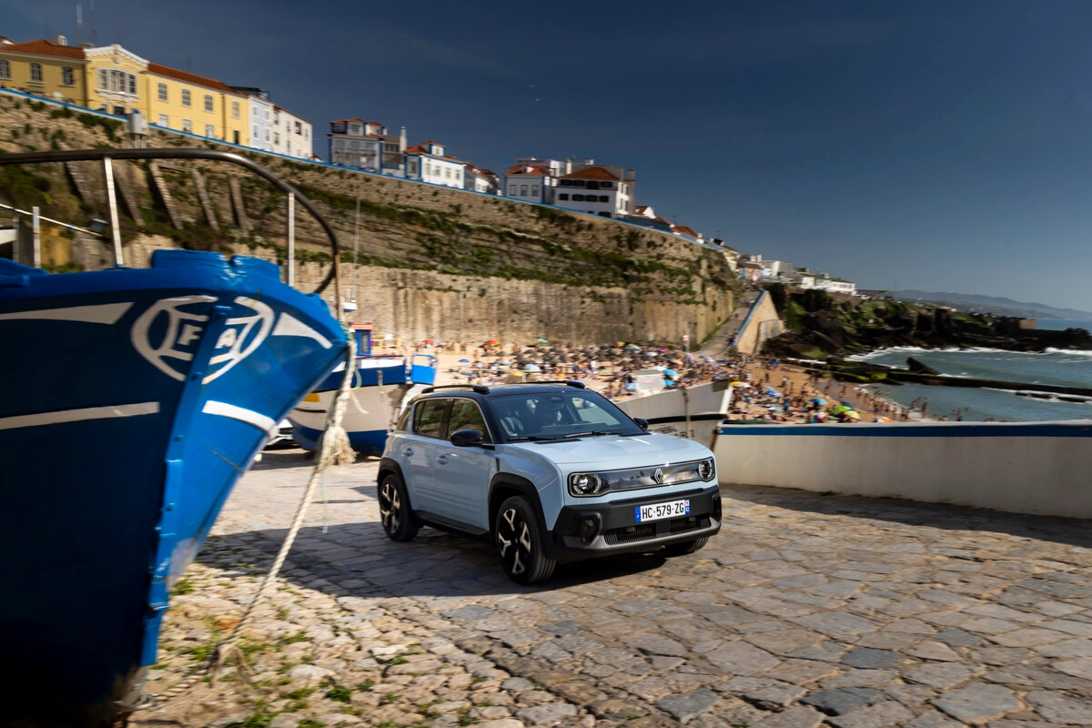 Renault 4 E-Tech elétrico em ambiente urbano