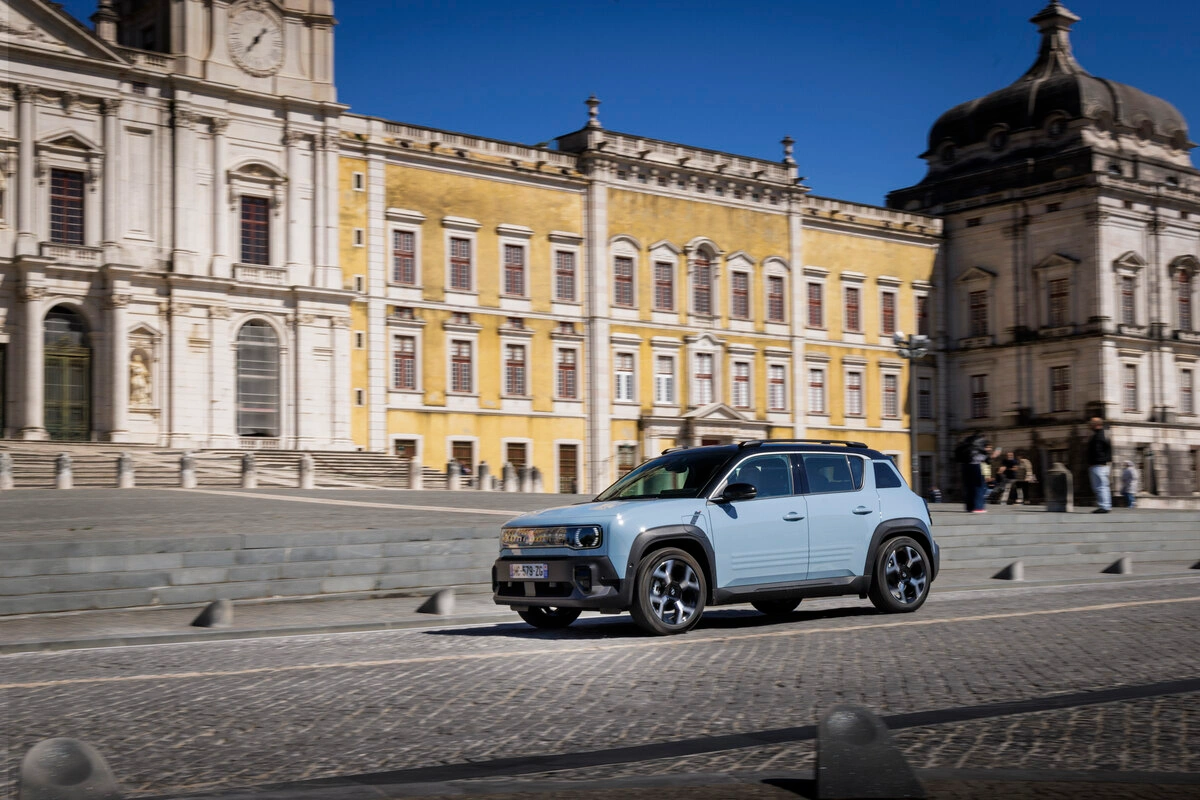 Renault 4 E-Tech elétrico em circulação na cidade