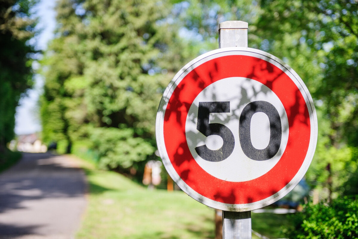 Sinal de limite de velocidade de 50 km/h nas localidades