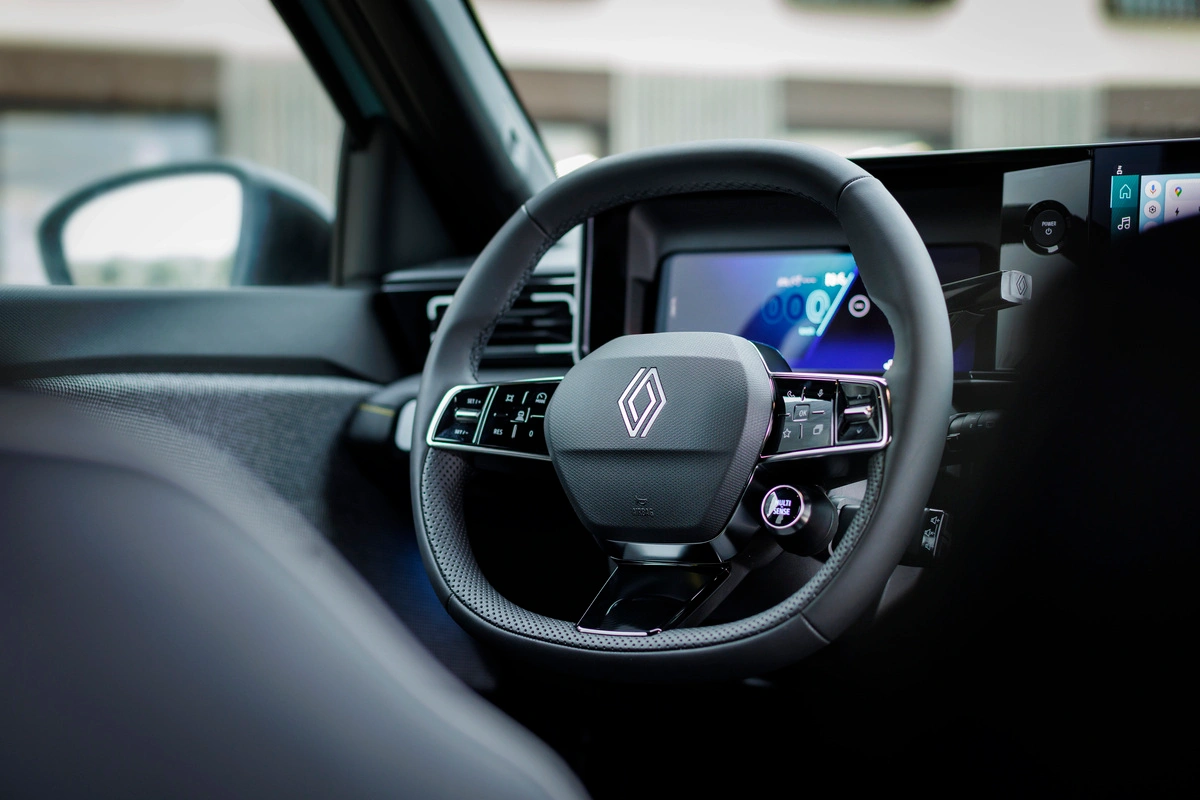Volante e painel do Renault 4 E-Tech elétrico