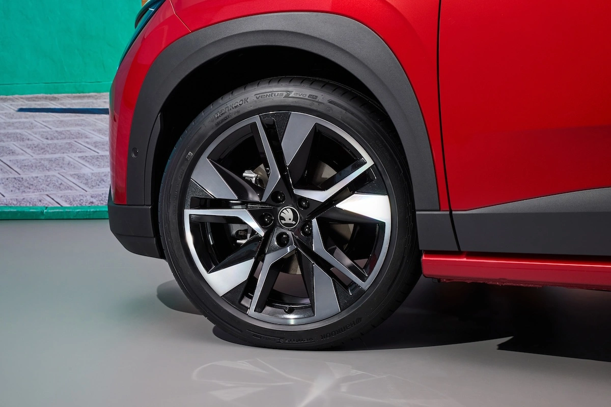 Detalhe da tomada de carga do Skoda Epiq e respectivo painel de instrumentos digital