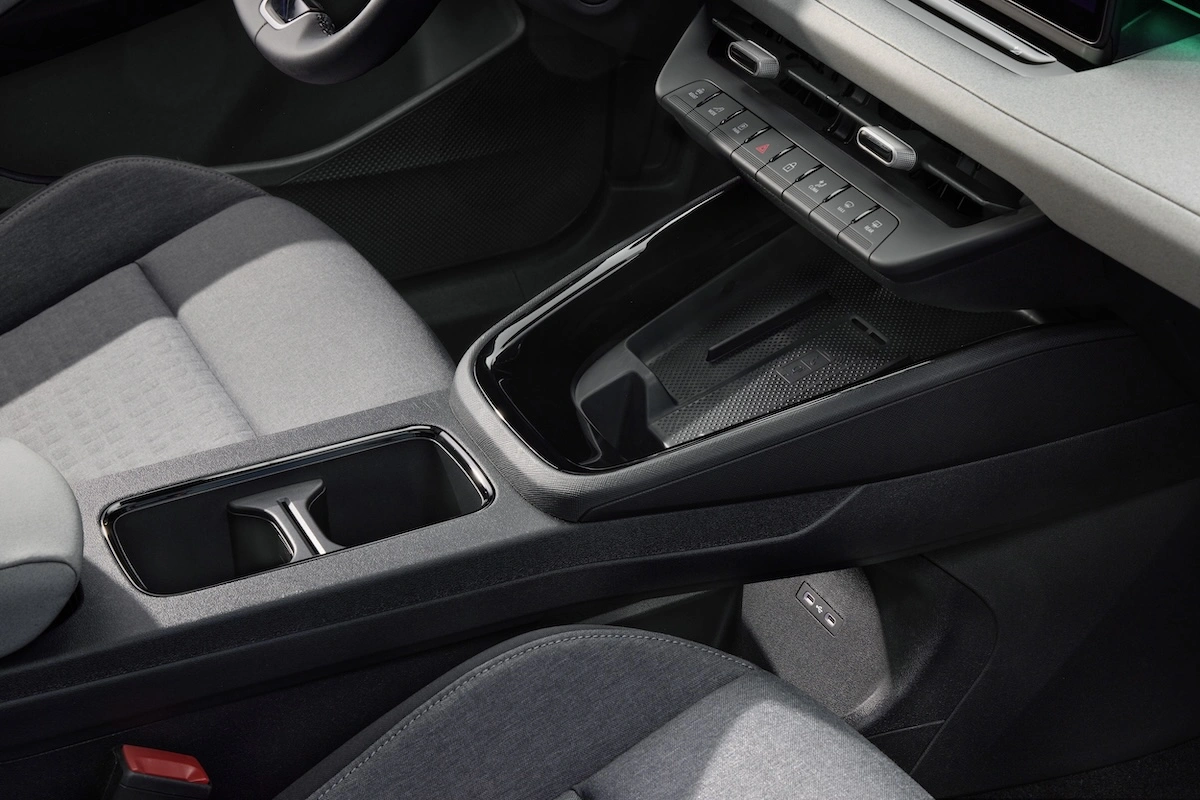 Comparação de tamanho do Skoda Epiq com o Enyaq numa concessionária