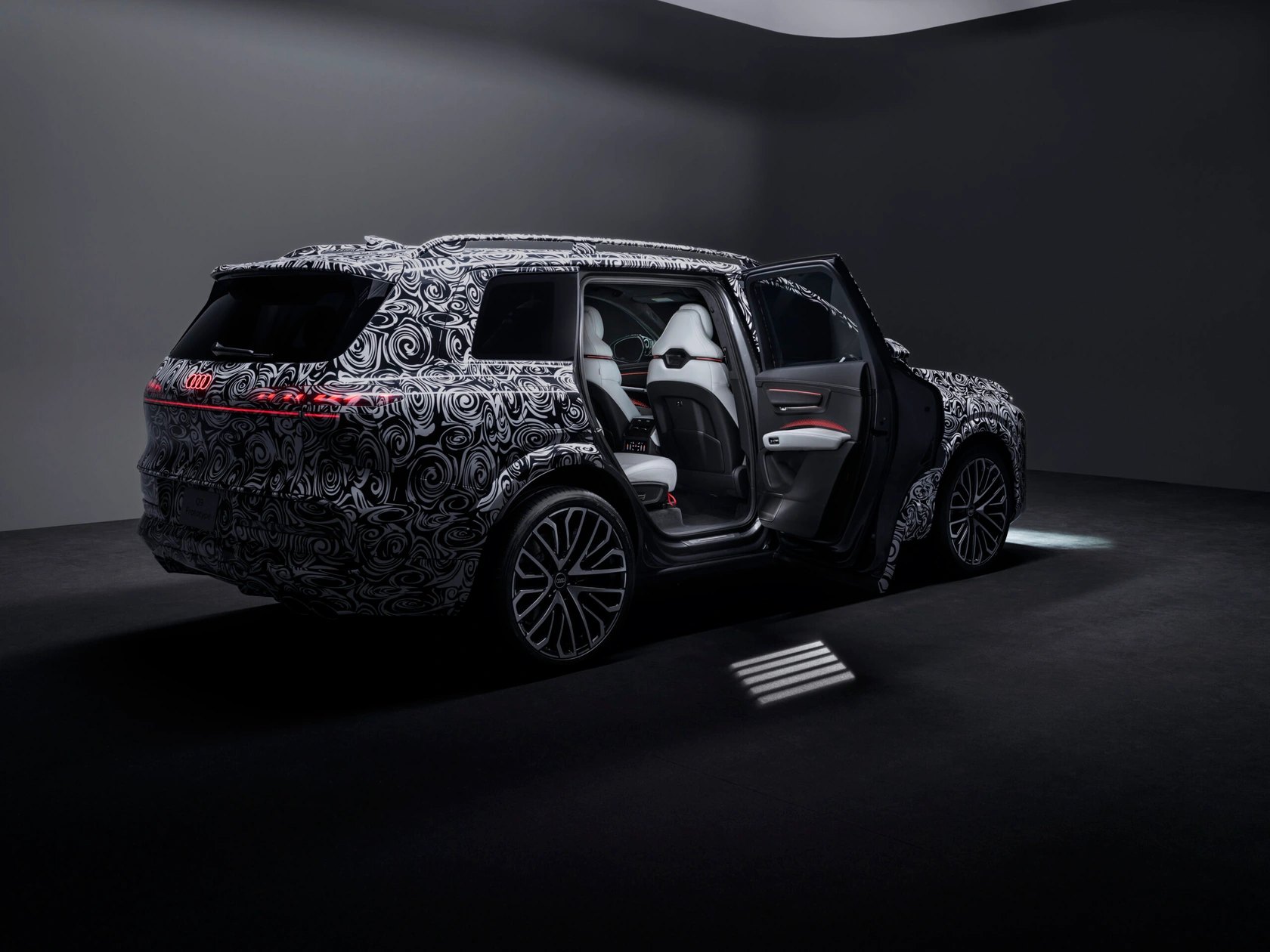 Audi Q9 com portas elétricas abertas, destacando o acesso ao interior do novo SUV premium