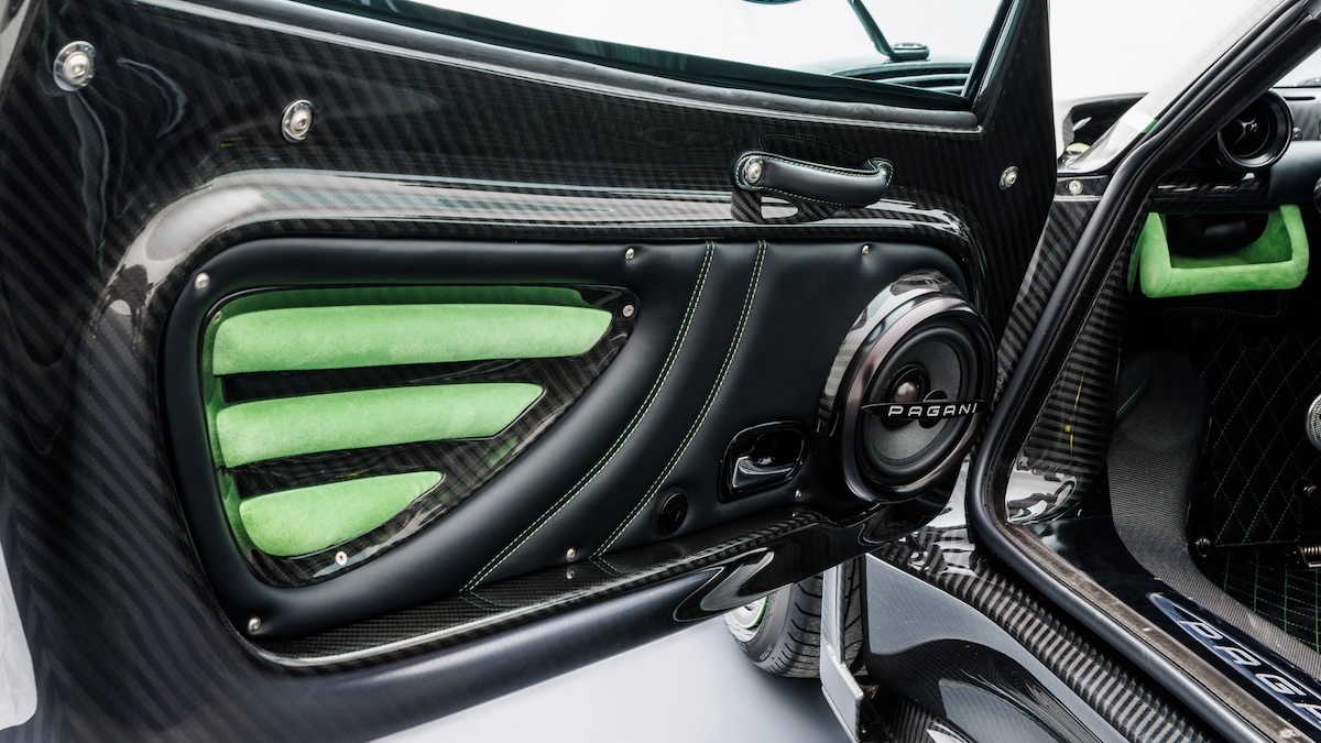 Comparação entre Pagani Zonda e Pagani Huayra, ambos em exposição estática