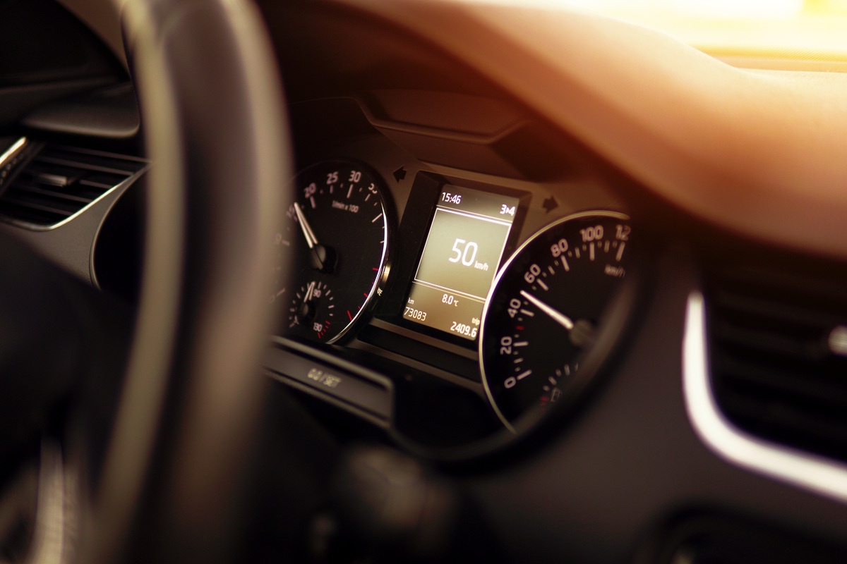 Painel de instrumentos com odómetro digital de carro usado, contexto de verificação de quilómetros adulterados