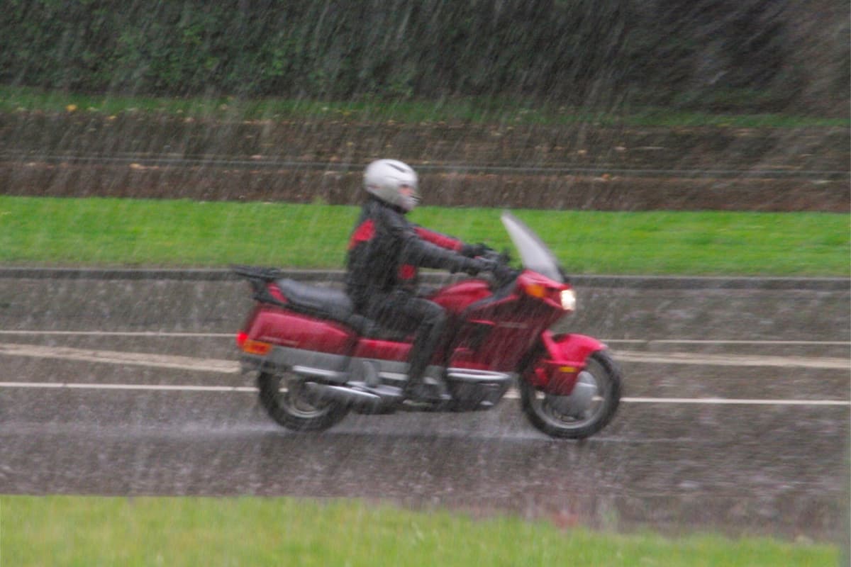 guia andar de moto chuva