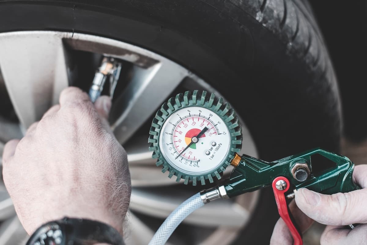 Controlar pressão pneus carro novo